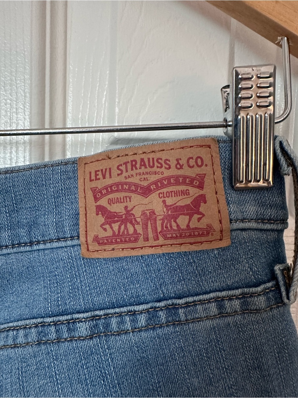 Levi's Light Blue Ankle Jeans with Stud Accents 29x28 - Picture 4 of 5